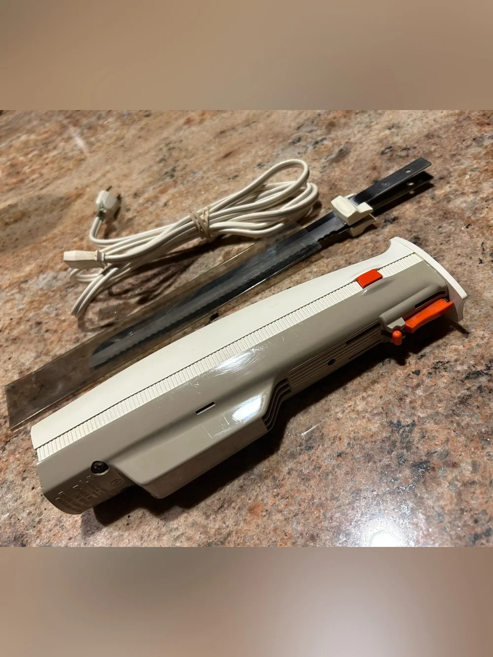 Sunbeam EK100watt Electric Carving Slicing Knife 9”Unit 8”Dual Stainless Blades